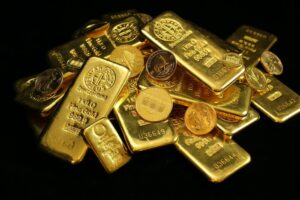 Goldbarren und Münzen